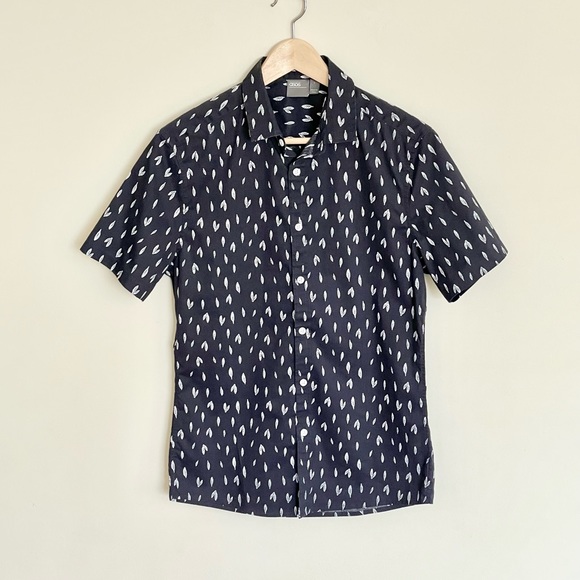 NEW ASOS Feather Print Short Sleeve Navy Button Down Shirt Men’s size Small - Picture 2 of 7